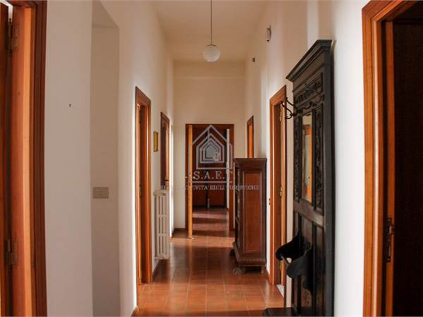 Piazza del Carmine nearby, large six rooms